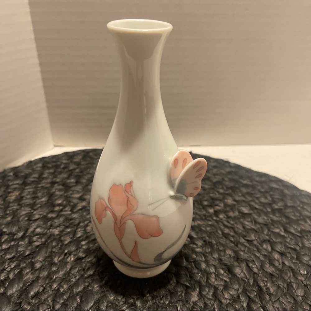 Vintage Porcelain butterfly Vase w/Peach Floral and Butterfly Accent ,Japan